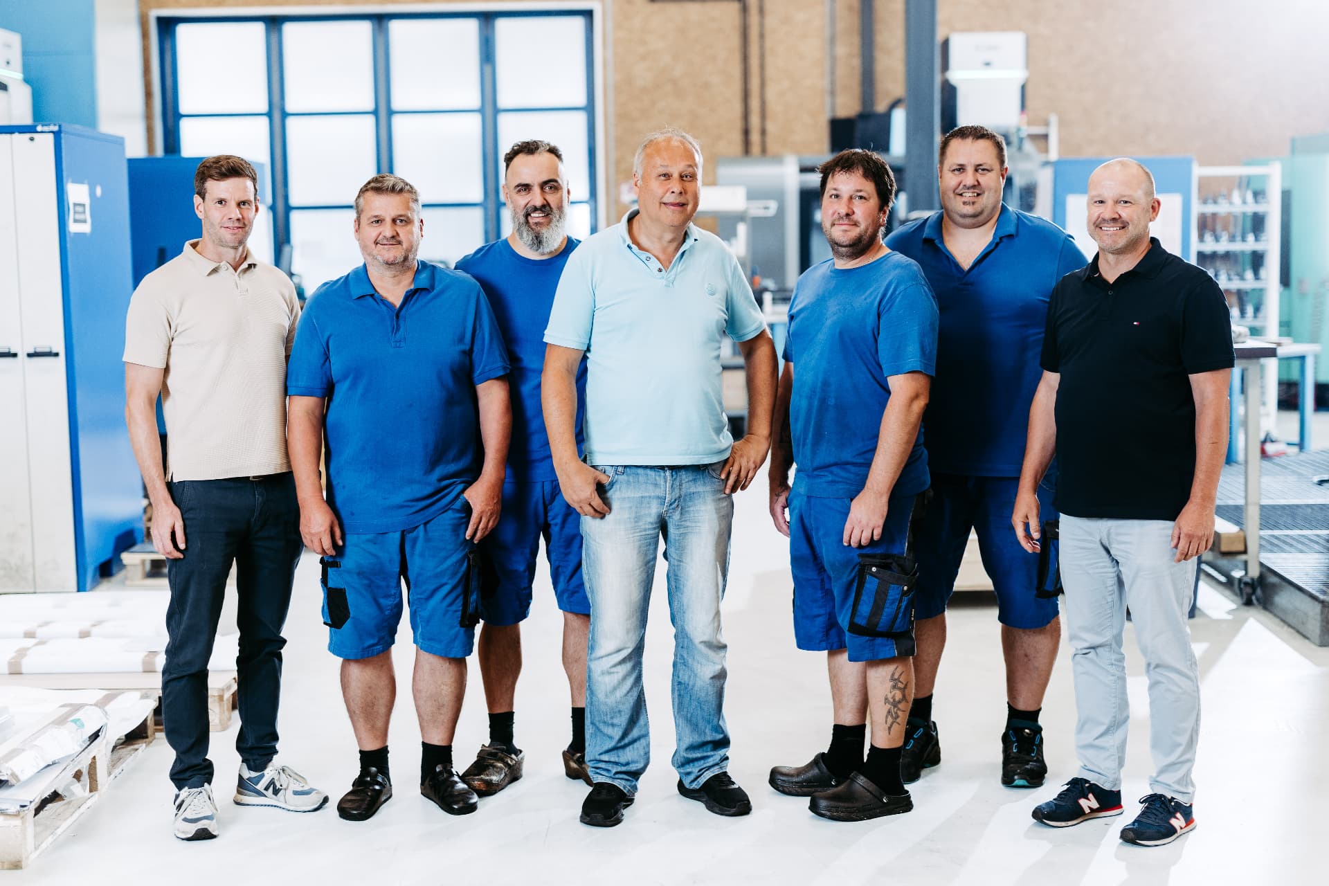 Das Team von REFEX Engineering in der Fertigungshalle