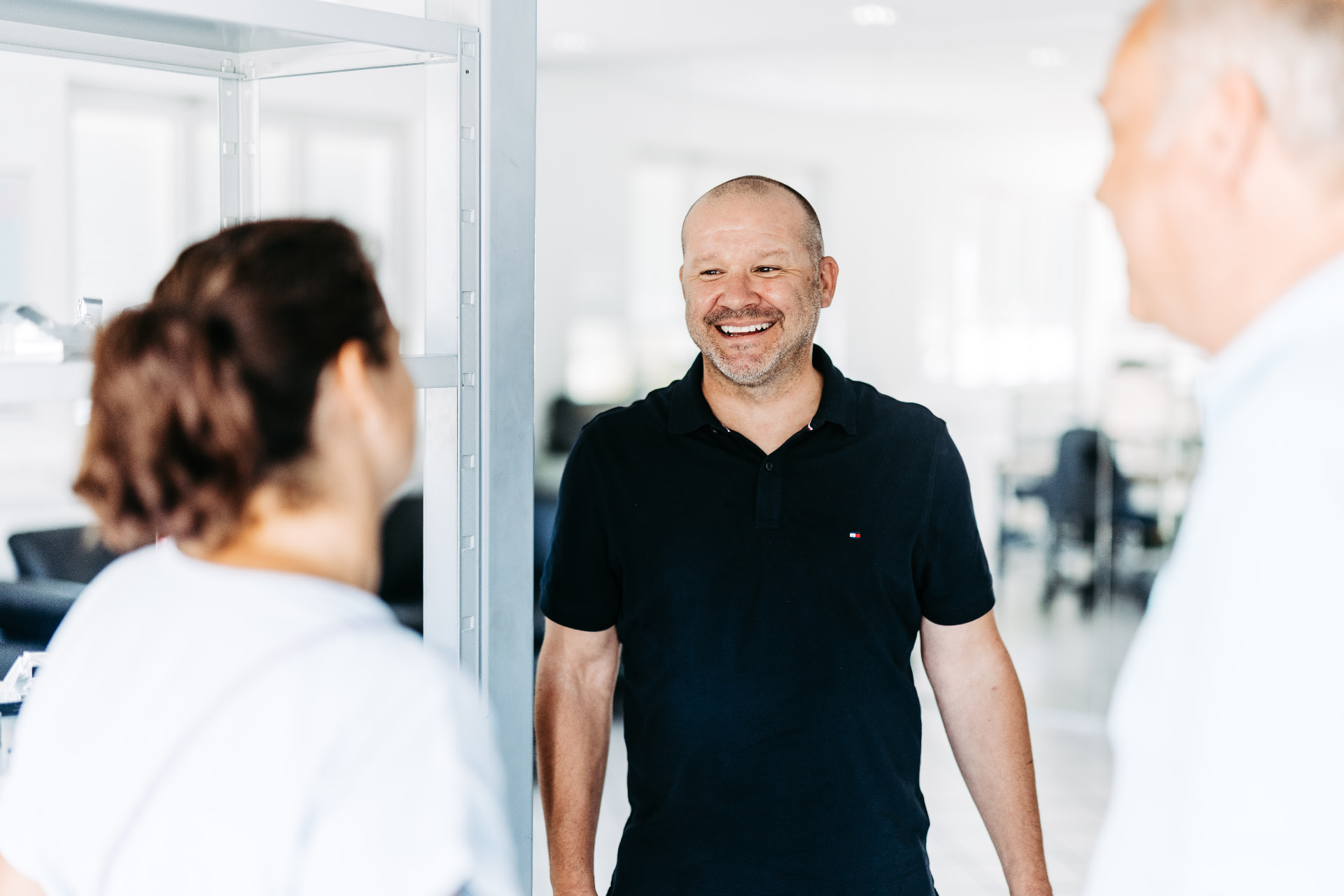 Ansprechpartner im Gespräch mit Kolleginnen und Kollegen im Büro